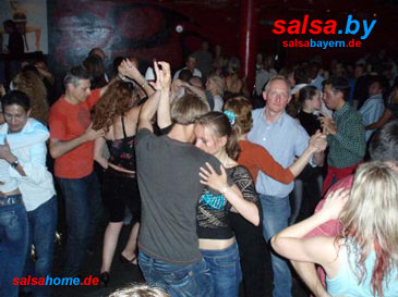 Im 2rooms in München Salsa tanzen