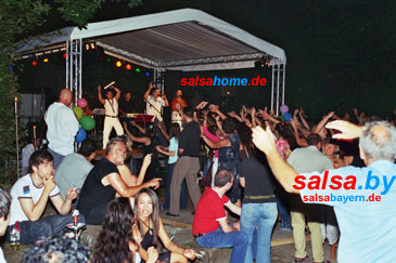 Fiesta Tropical mit Salsa Livemusik im Park des Bürgertreff Die Villa in Erlangen
