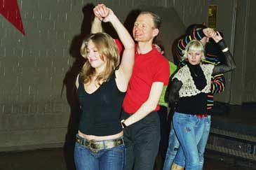 Salsa dance class in Erlangen: Two couples practicing a new turn